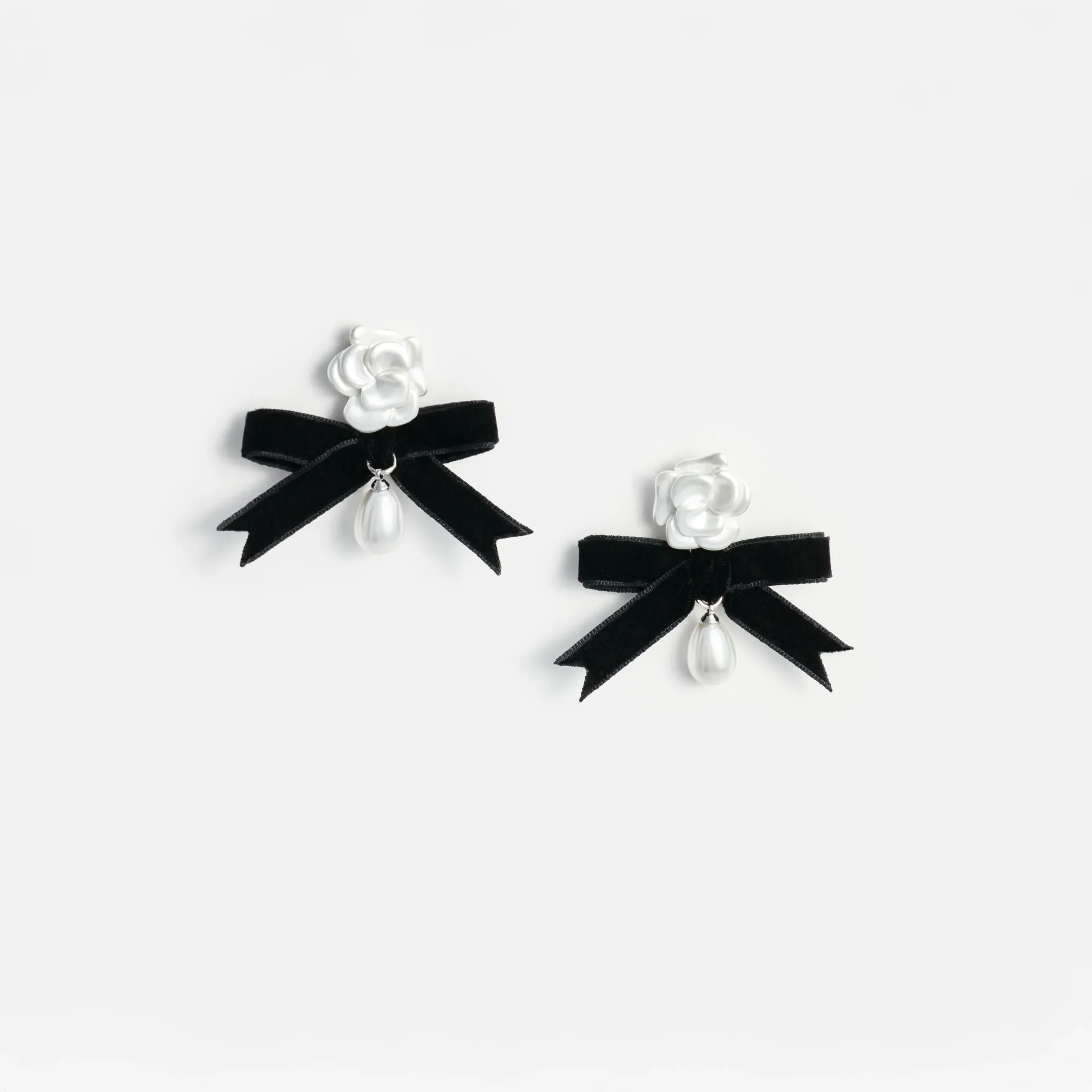 PEARL BLACK BOW EARRING